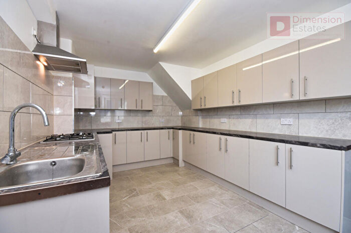 Terraced House To Rent In Grove Park, London, E11