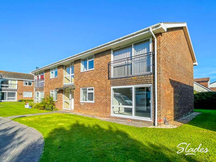 2 Bedroom Flat To Rent In Montagu Road, Highcliffe, Christchurch, BH23