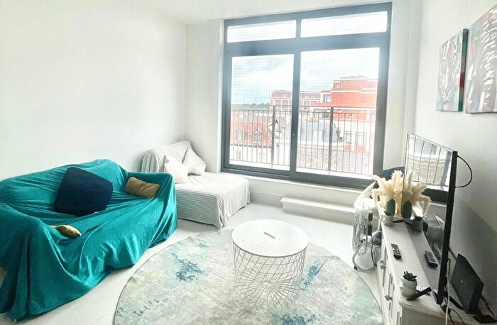 1 Bedroom Flat For Sale In Guildford Street, Chertsey, Surrey, KT16