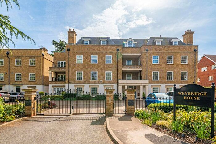 3 Bedroom Flat For Sale In Queens Road, Weybridge, KT13