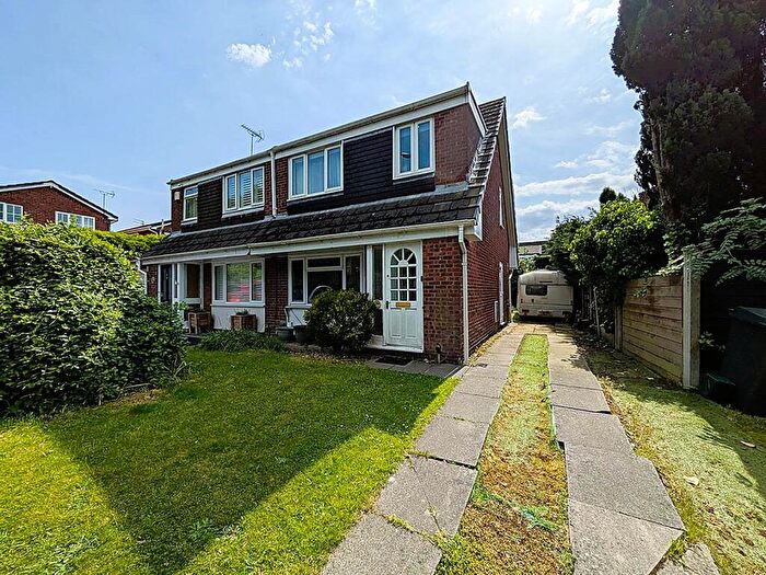 3 Bedroom Semi Detached House For Sale In Firwood Park, Chadderton, Oldham, OL9