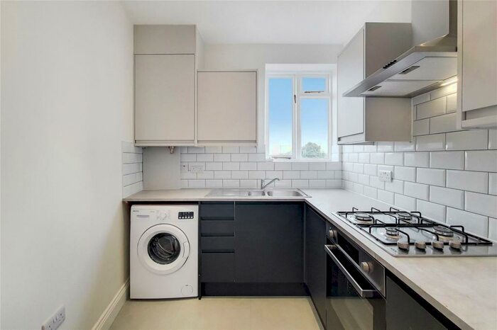 2 Bedroom Flat To Rent In Upper Richmond Road West, East Sheen, London, SW14