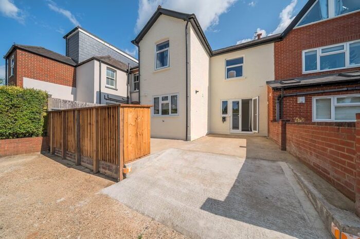 1 Bedroom Flat To Rent In Farncombe Street, Godalming, GU7