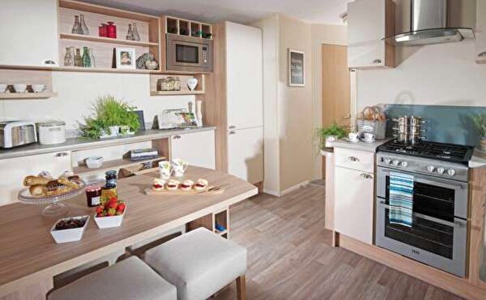 2 Bedroom Mobile/park Home For Sale In Ringwood Road, St. Leonards, Ringwood, BH24