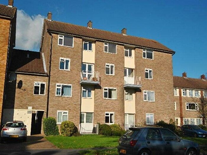 2 Bedroom Flat To Rent In The Ridgeway, St Albans, AL4