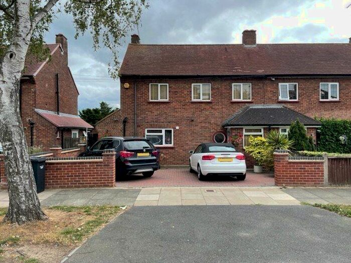 3 Bedroom Semi-Detached House To Rent In Stanhope Road, Barnet, EN5