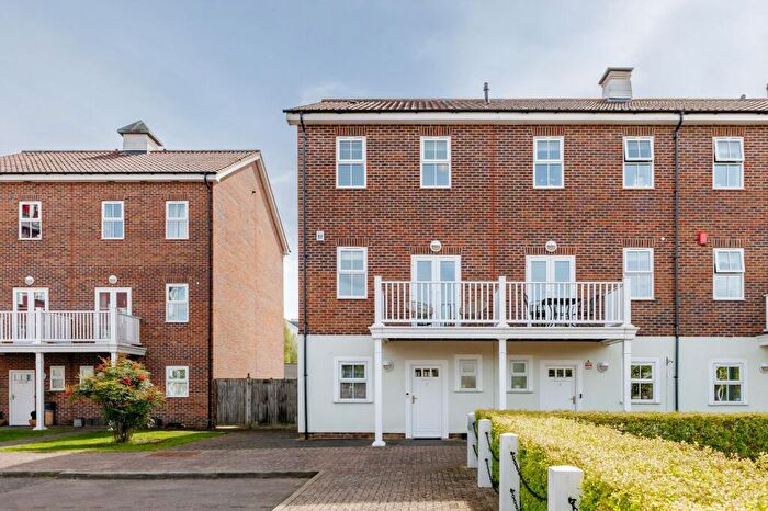 4 Bedroom End Of Terrace House For Sale In Beaumont Drive, Worcester Park, KT4