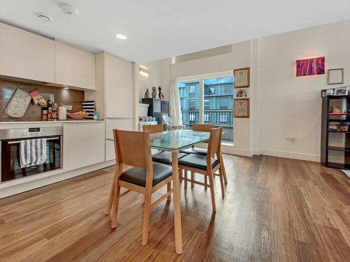 2 Bedroom Flat To Rent In Market Road, Islington, N7