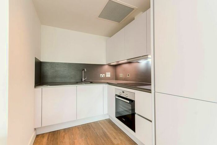 2 Bedroom Flat To Rent In Three Colts Lane, Bethnal Green, London, E2