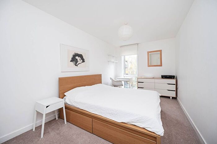 2 Bedroom Flat To Rent In Trafalgar Gardens, Tower Hamlets, London, E1