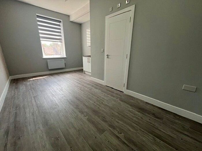 Studio To Rent In Greyhound, London, W6