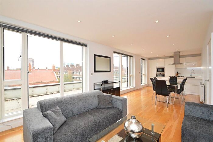3 Bedroom Flat To Rent In Heneage Street, Spitalfields, E1