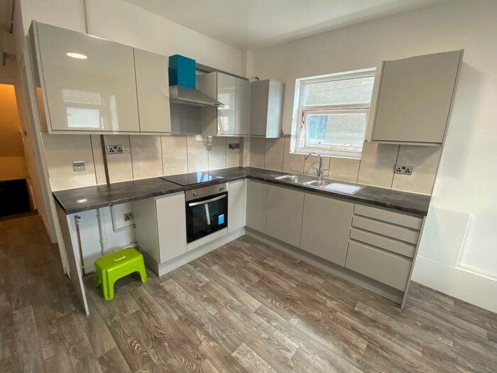 3 Bedroom Maisonette To Rent In Penarth Road, Cardiff, CF11