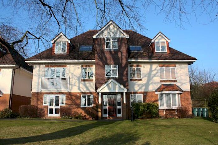 2 Bedroom Flat To Rent In West Hill Road, Hook Heath, Woking, GU22