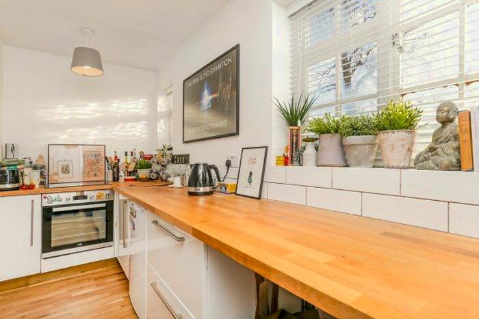 1 Bedroom Flat To Rent In Finnart Close, Weybridge KT13