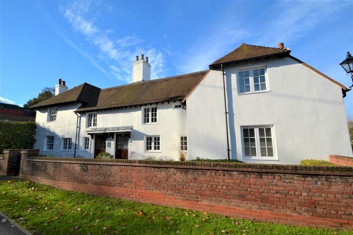 2 Bedroom Flat To Rent In London Road, Pulborough, West Sussex, RH20