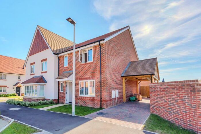 3 Bedroom Semi-Detached House To Rent In Wokingham, Berkshire, RG40