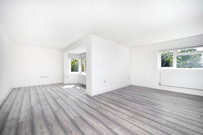 2 Bedroom Flat To Rent In Hendon Way, Brent Cross, NW2