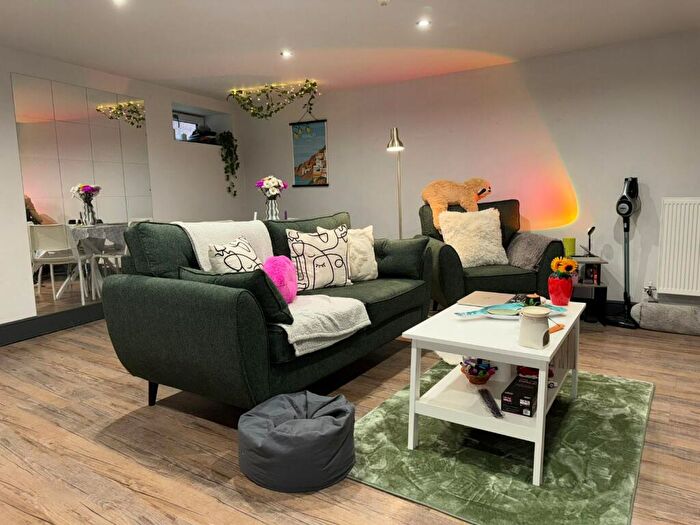 3 Bedroom Apartment To Rent In Hoods Hideout, - Houndsgate, NG1