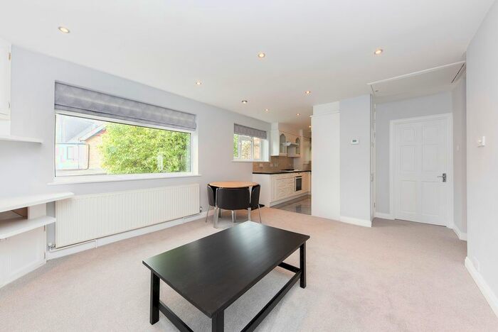 2 Bedroom Flat To Rent In Braeside Avenue, London, SW19