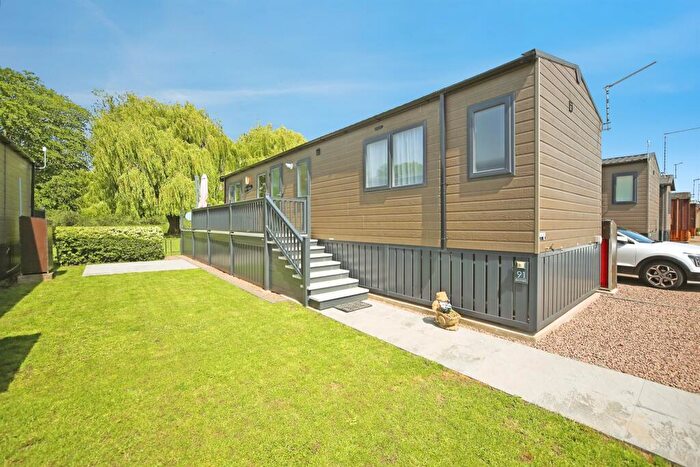 2 Bedroom Park Home For Sale In Tiddington Road, Stratford-Upon-Avon, CV37