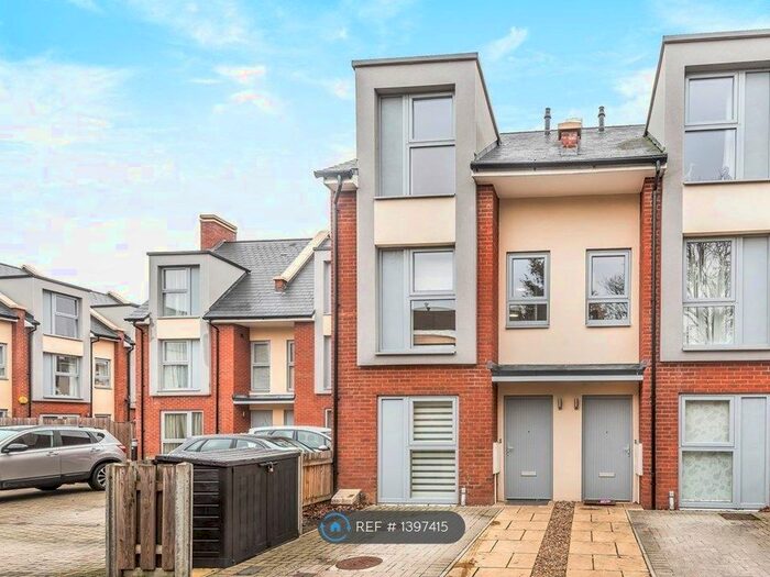 3 Bedroom Terraced House To Rent In Capswell Court, Hitchin, SG5