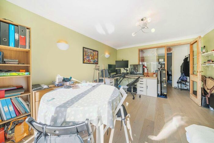 1 Bedroom Flat To Rent In Tangley Park Road, Hampton, Hampton, TW12