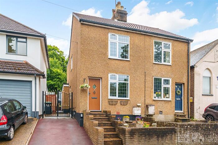 3 Bedroom Semi-Detached House For Sale In Primrose Hill, Kings Langley, WD4