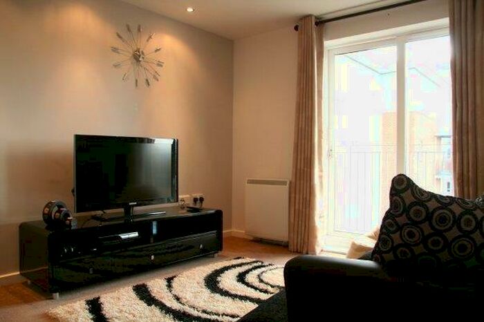 3 Bedroom Apartment To Rent In Gilbert House, Elmira Way, Salford, M5