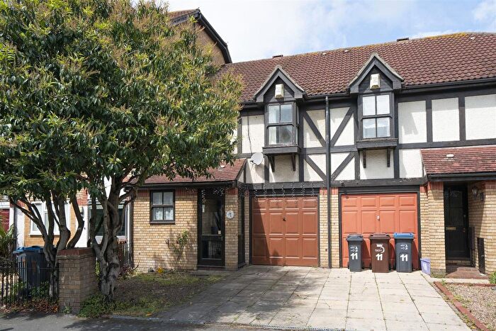 4 Bedroom Property For Sale In Mortlake Drive, Mitcham, CR4
