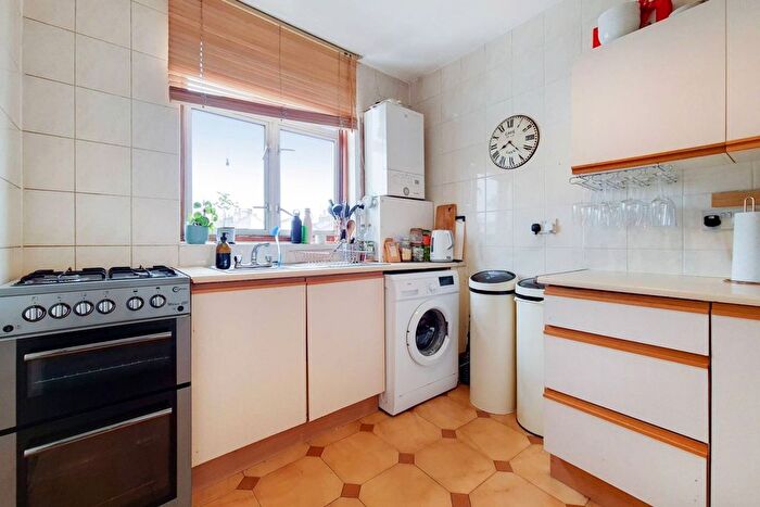 2 Bedroom Flat To Rent In Lordship Lane, East Dulwich, London, SE22
