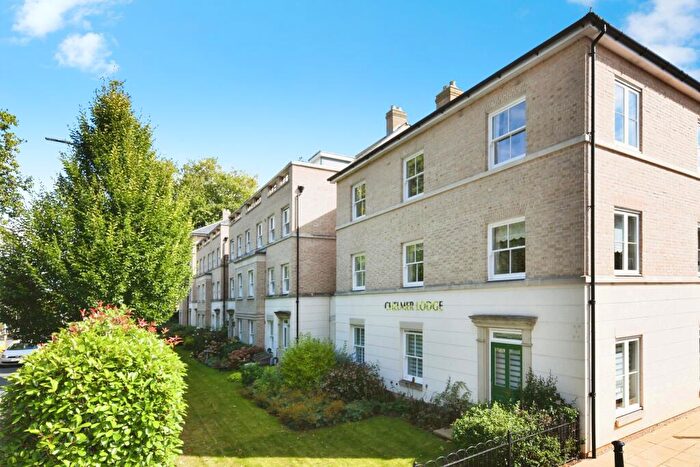 2 Bedroom Flat For Sale In New London Road, Chelmsford, Essex, CM2