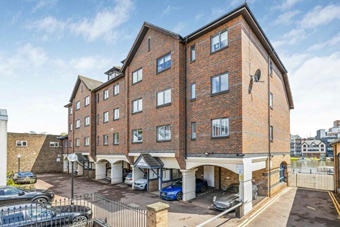 2 Bedroom Flat To Rent In Becketts Place, Hampton Wick, KT1