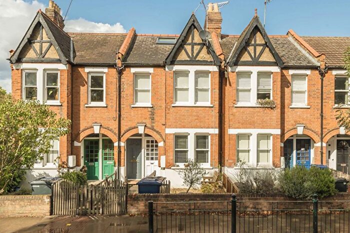 4 Bedroom Maisonette For Sale In Pitshanger Lane, Ealing, W5