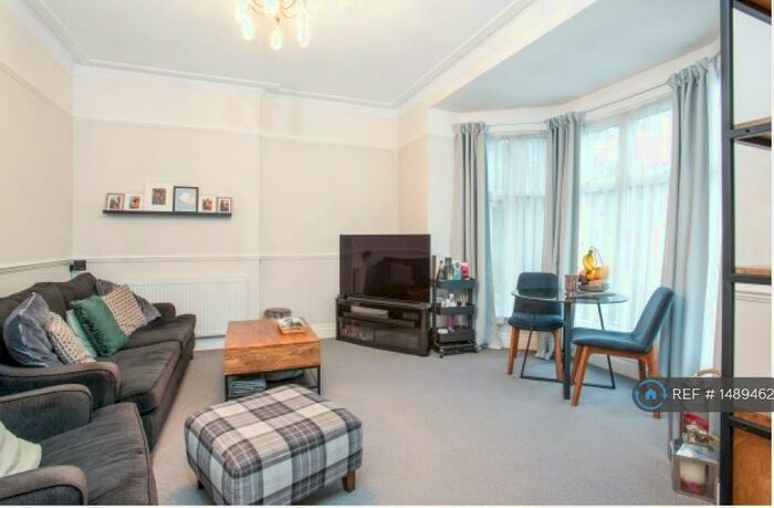 2 Bedroom Flat To Rent In Park Avenue, Bromley, BR1