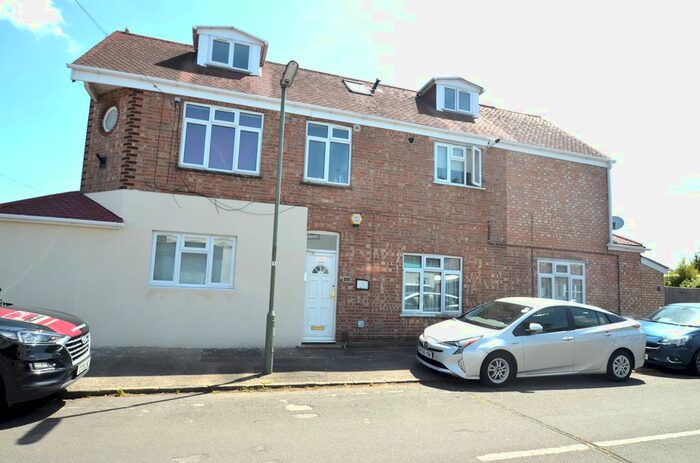 1 Bedroom Flat To Rent In Chesterfield Road, Ashford, TW15