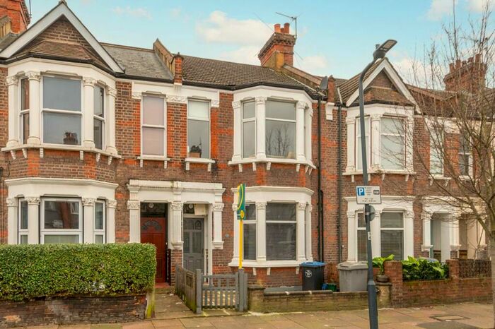 3 Bedroom Flat To Rent In Leghorn Road, Kensal Green, London, NW10