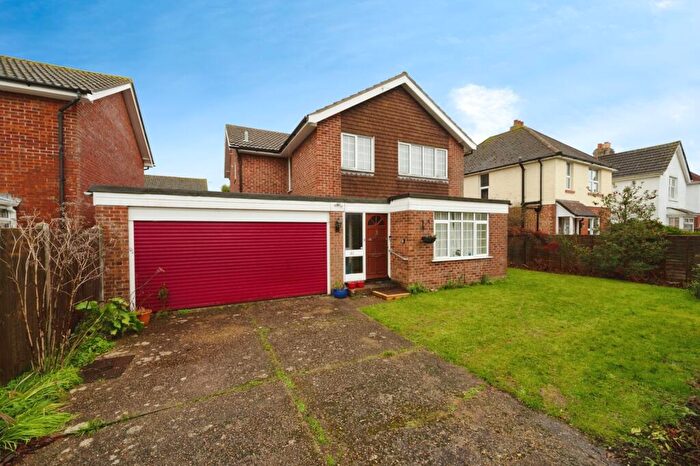 4 Bedroom Detached House For Sale In Chichester Avenue, Hayling Island, PO11