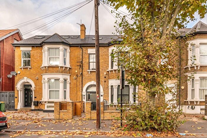 2 Bedroom Flat To Rent In Earlham Grove, Forest Gate, London, E7