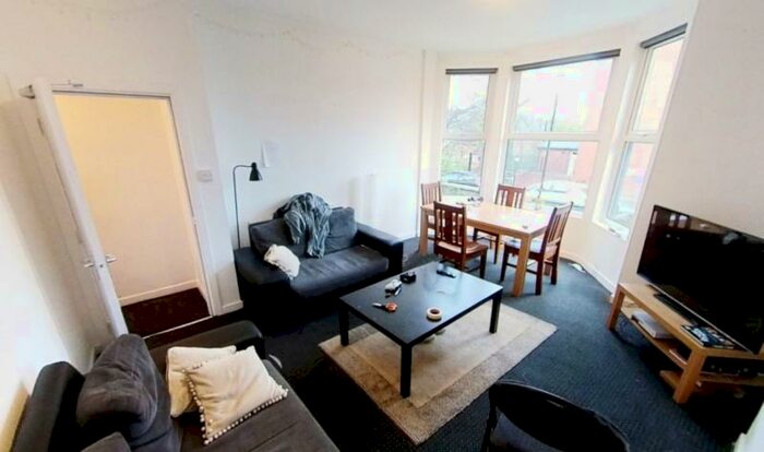 4 Bedroom Flat To Rent In Chestnut Avenue, Hyde Park, Leeds, LS6