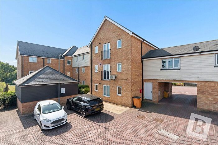 2 Bedroom Flat For Sale In Warwick Crescent, Basildon, Essex, SS15