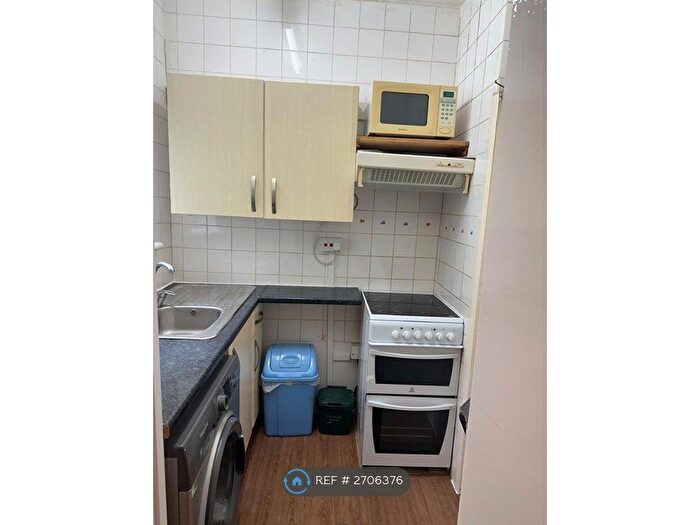 1 Bedroom Flat To Rent In Emanuel Avenue, London, W3
