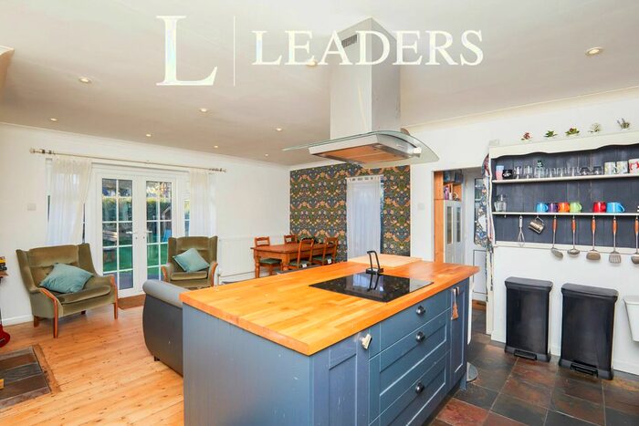 4 Bedroom Bungalow To Rent In Sutton Passeys Crescent, Wollaton, Nottingham, NG8