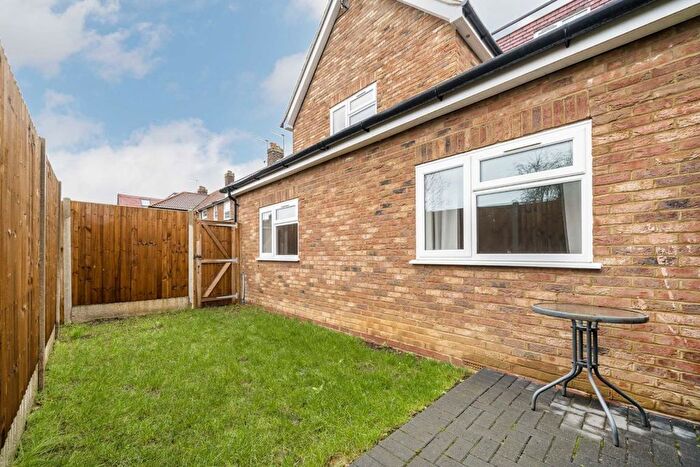 3 Bedroom Flat To Rent In Saxon Drive, London, W3
