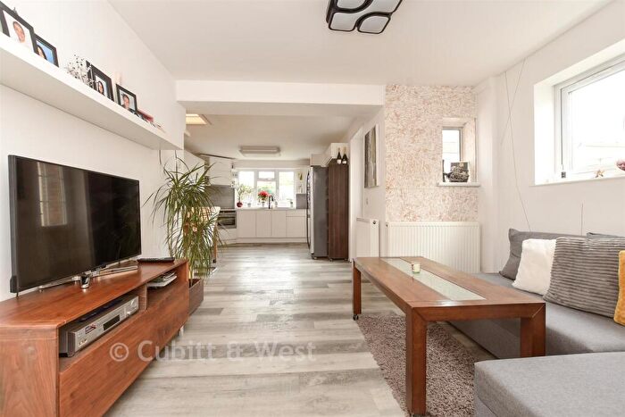 4 Bedroom Semi Detached House For Sale In Emlyn Road, Horley, Surrey, RH6