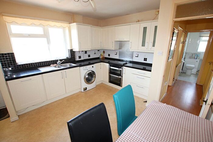 2 Bedroom Flat For Sale In Granville Road, Clacton On Sea, CO15