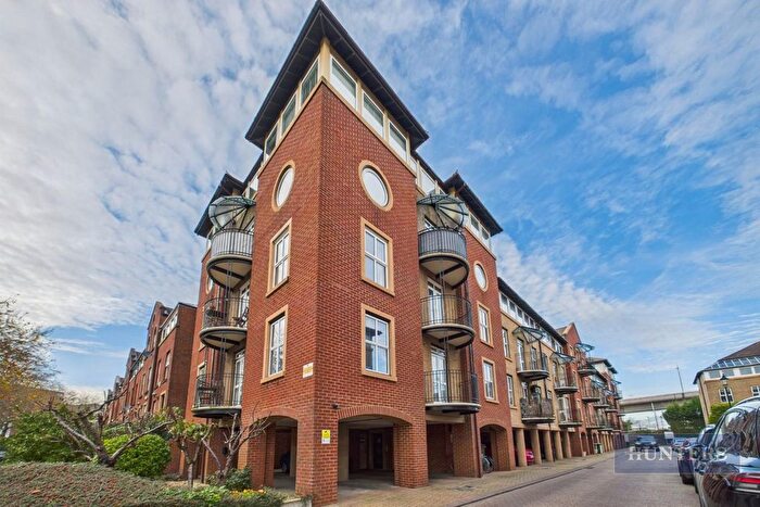 3 Bedroom Flat For Sale In Asturias Way, Ocean Village, SO14