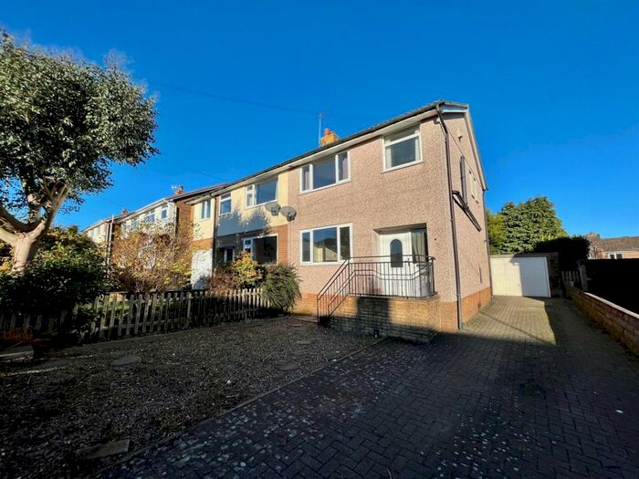 Houses for sale & to rent in HX2 8XS, Tripping Green, Illingworth And