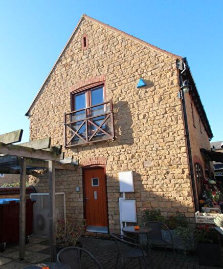 2 Bedroom Maisonette For Sale In Fountain Court, Olney, MK46