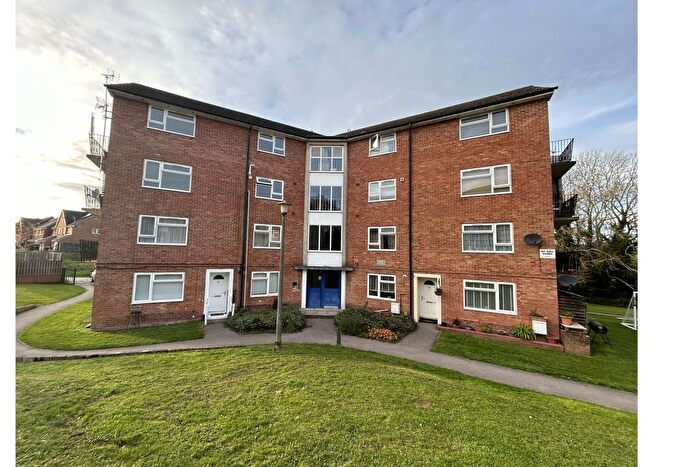 2 Bedroom Flat For Sale In Hunters Hill, Burghfield Common, Reading, RG7